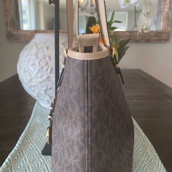 🌺Michael Kors Signature Tote NWOT (Brown & Tan) w/Gold Hardware. - Picture 4 of 11